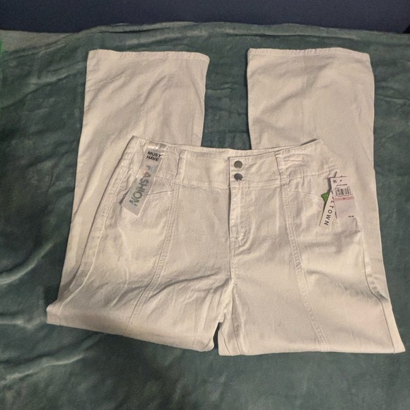 NWT Tinseltown white flare leg jeans. Size 13/31. 2 buttons. - Picture 1 of 8